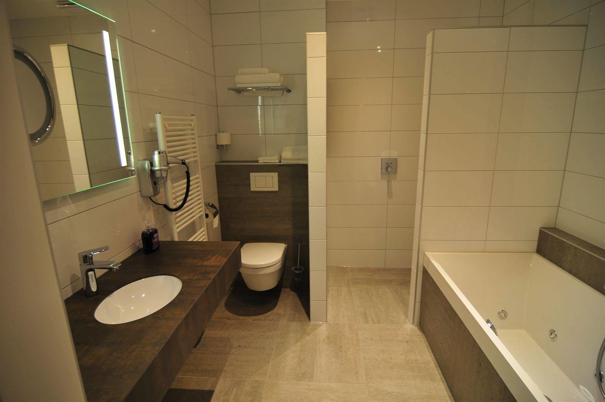 De Twee Linden Otel Beneden-Leeuwen Dış mekan fotoğraf